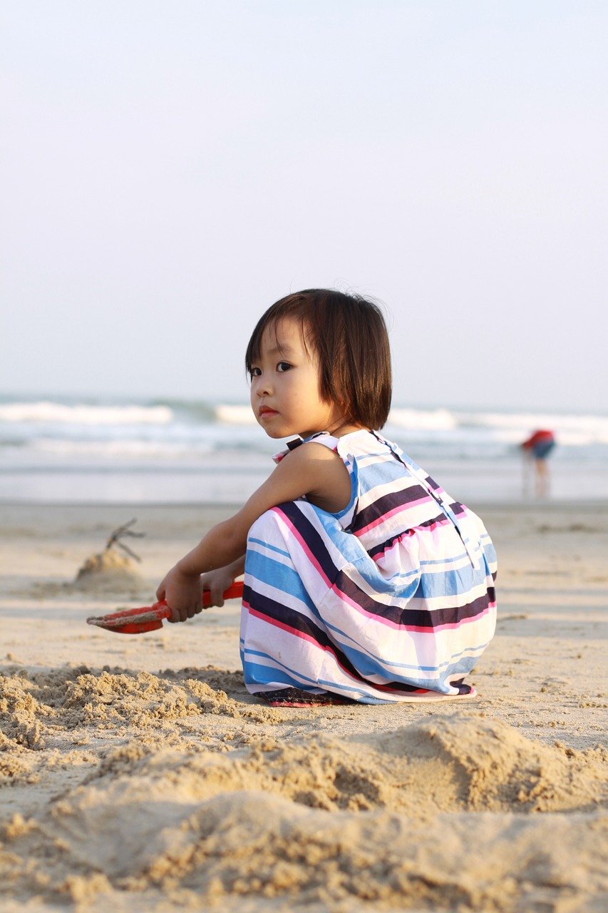Petite fille sur la plage à Montpellier